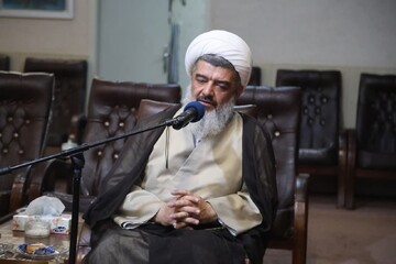 نماز، انسان را از غرور و تکبر پاک می‌کند