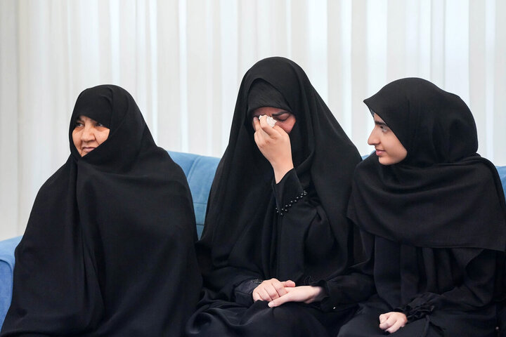 تصاویر/ حضور دکتر قالیباف در منزل شهید فرج‌الله شوشتری