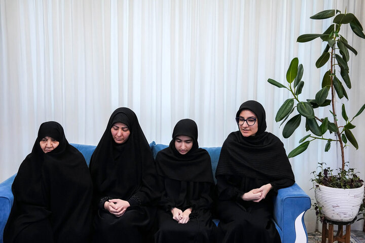 تصاویر/ حضور دکتر قالیباف در منزل شهید فرج‌الله شوشتری