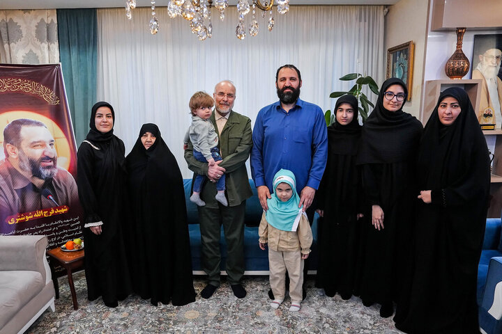 تصاویر/ حضور دکتر قالیباف در منزل شهید فرج‌الله شوشتری