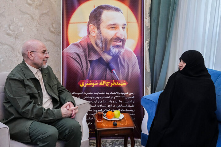 تصاویر/ حضور دکتر قالیباف در منزل شهید فرج‌الله شوشتری