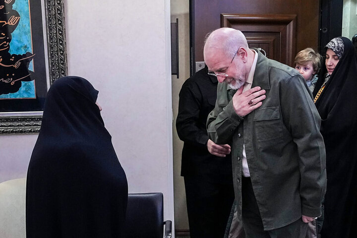 تصاویر/ حضور دکتر قالیباف در منزل شهید فرج‌الله شوشتری