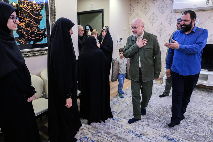 تصاویر/ حضور دکتر قالیباف در منزل شهید فرج‌الله شوشتری