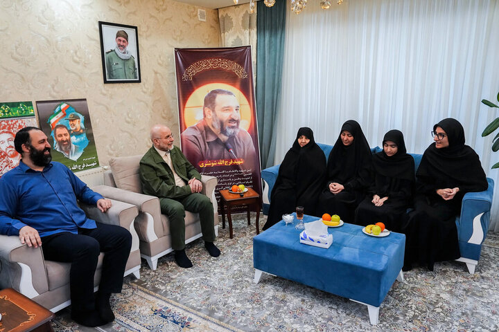 تصاویر/ حضور دکتر قالیباف در منزل شهید فرج‌الله شوشتری