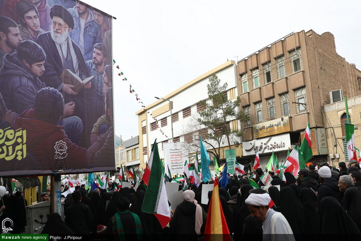 Photos/Affluence Record à Qom : La Marche du 22 Bahman enregistre une Hausse Spectaculaire de 80% de la Participation