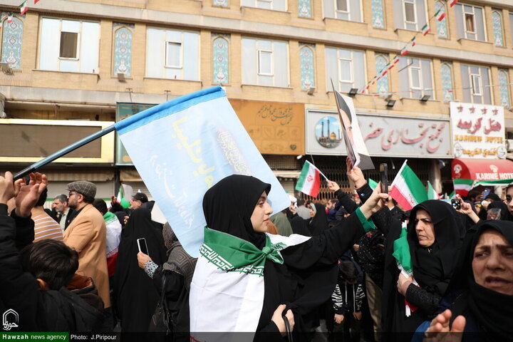 Photos/Affluence Record à Qom : La Marche du 22 Bahman enregistre une Hausse Spectaculaire de 80% de la Participation