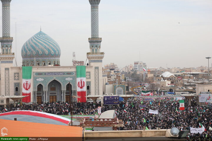Photos/Affluence Record à Qom : La Marche du 22 Bahman enregistre une Hausse Spectaculaire de 80% de la Participation