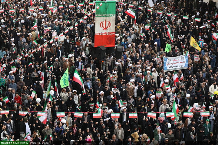 Photos/Affluence Record à Qom : La Marche du 22 Bahman enregistre une Hausse Spectaculaire de 80% de la Participation