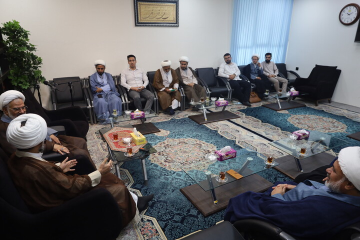 تصاویر/ دیدار کادر مرکز مدیریت حوزه علمیه استان با نماینده ولی‌فقیه در استان هرمزگان