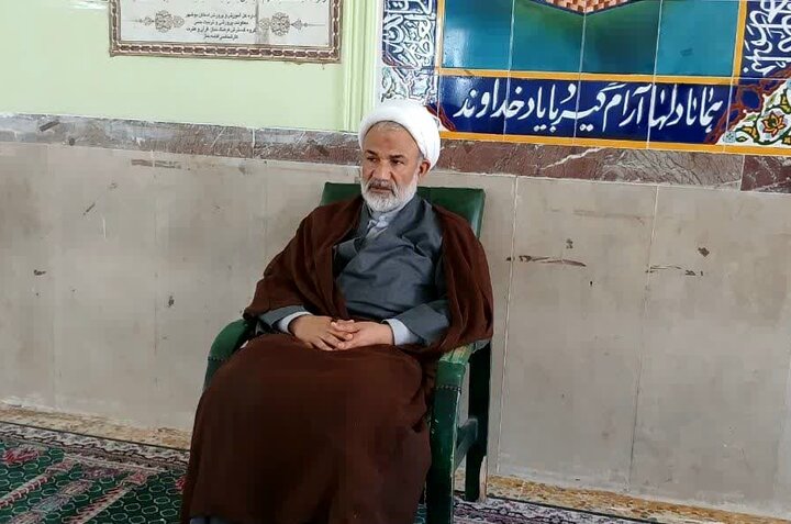 تصاویر/ امام جمعه برازجان در جمع دانش‌آموزان