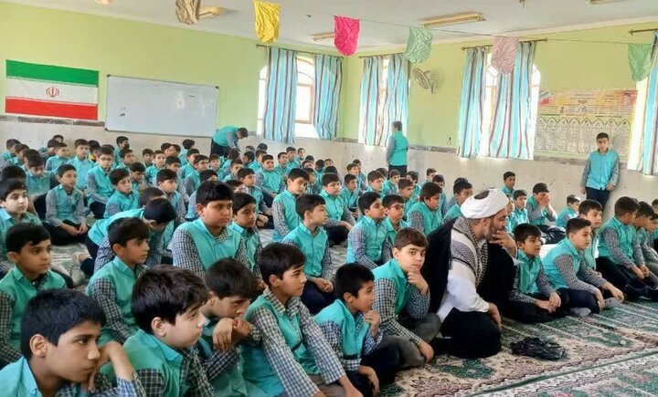 تصاویر/ امام جمعه برازجان در جمع دانش‌آموزان