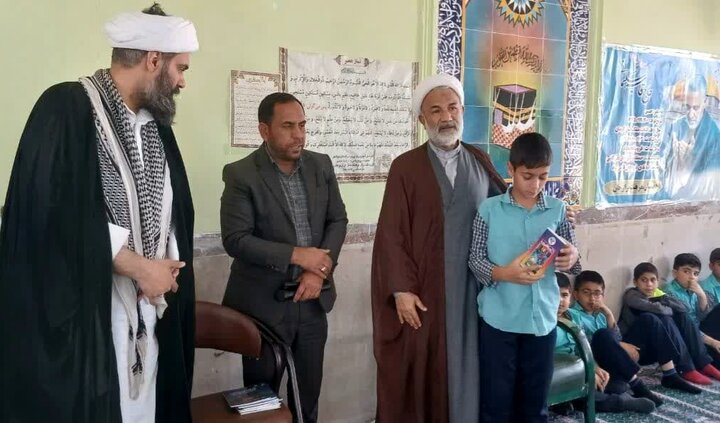 تصاویر/ امام جمعه برازجان در جمع دانش‌آموزان