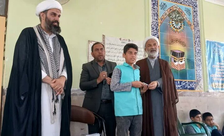 تصاویر/ امام جمعه برازجان در جمع دانش‌آموزان