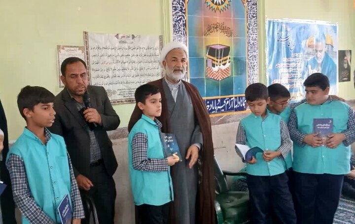 تصاویر/ امام جمعه برازجان در جمع دانش‌آموزان