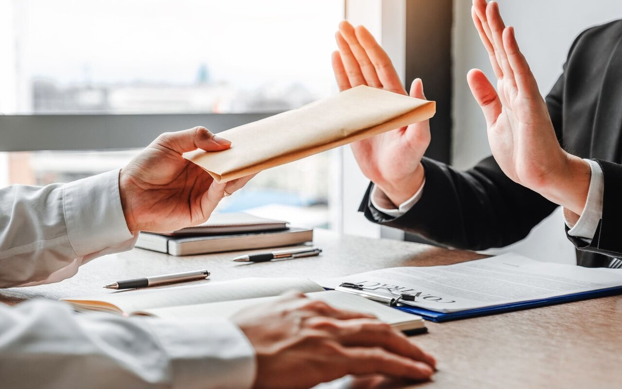 احکام شرعی | پیشنهاد رشوه، جهت رسیدن به حق و حقوق