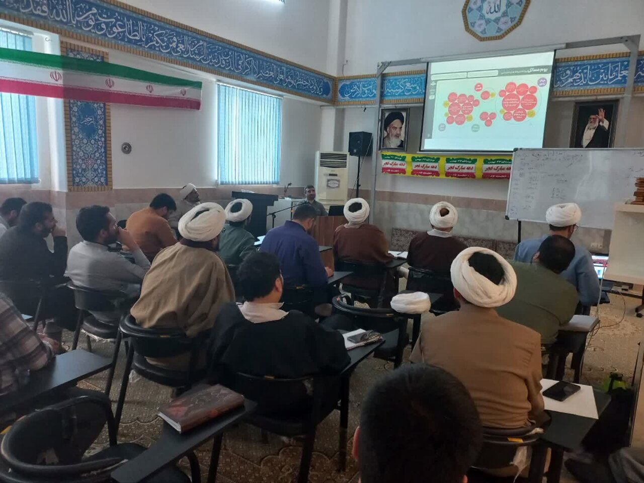 برگزاری کارگاه تکمیلی هوش مصنوعی با همکاری مرکز آموزش های کاربردی و مهارتی حوزه های علمیه، در مدرسه علمیه سفیران هدایت امام جواد (ع) شهرستان آزادشهر