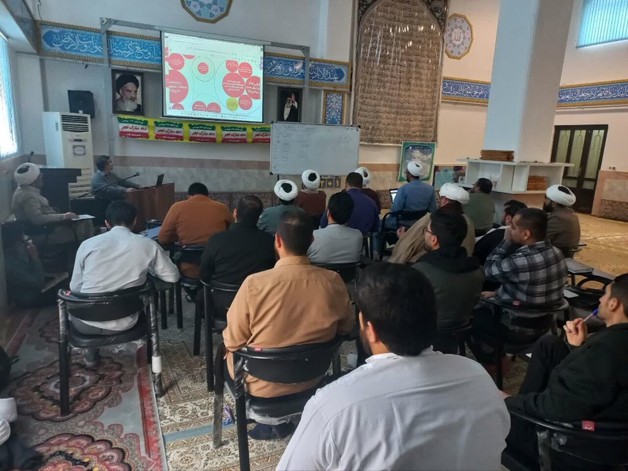 برگزاری کارگاه تکمیلی هوش مصنوعی با همکاری مرکز آموزش های کاربردی و مهارتی حوزه های علمیه، در مدرسه علمیه سفیران هدایت امام جواد (ع) شهرستان آزادشهر