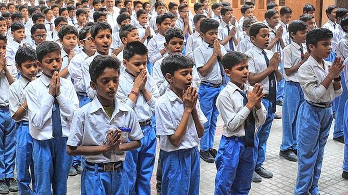 भारत में वंदे मातरम को ज़रूरी करने पर विवाद; ऑल इंडिया मुस्लिम पर्सनल लॉ बोर्ड ने कड़ी आपत्ति जताई, नोटिफिकेशन वापस लेने की मांग की