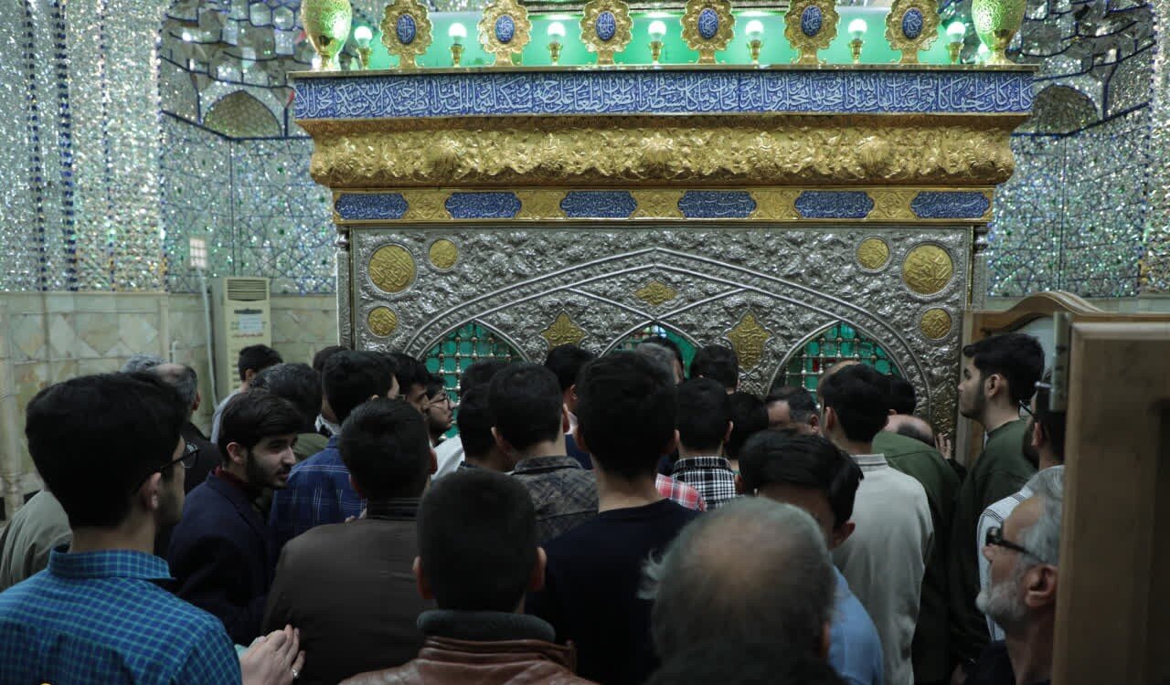 غبارروبی حرم حضرت موسی مبرقع(ع) با حضور دانشجویان و هیئات مذهبی