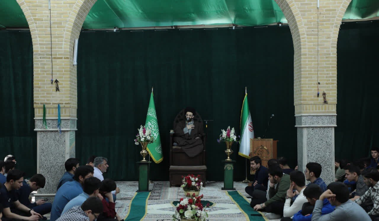 غبارروبی حرم حضرت موسی مبرقع(ع) با حضور دانشجویان و هیئات مذهبی