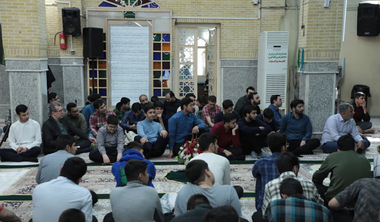 غبارروبی حرم حضرت موسی مبرقع(ع) با حضور دانشجویان و هیئات مذهبی