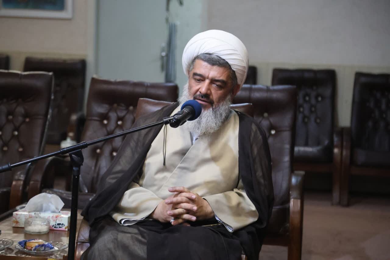 نماز، انسان را از غرور و تکبر پاک می‌کند