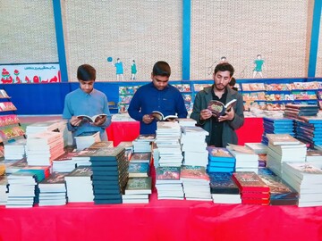 حضور طلاب مدرسه علمیه علی‌بن‌ابی‌طالب(ع) در نمایشگاه کتاب ریگان+تصاویر
