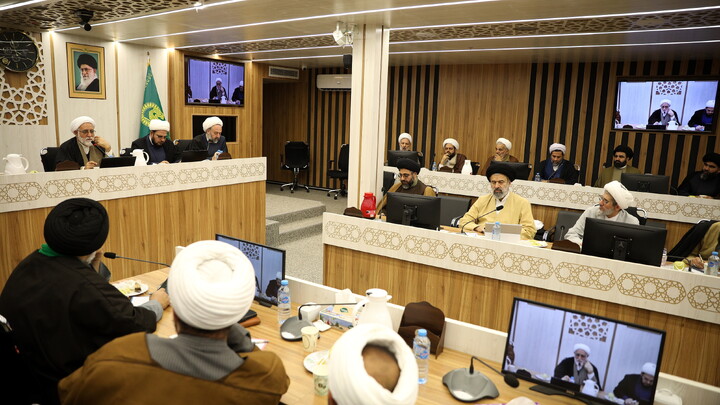 تصاویر/میزگرد راهبردها و راهکارهای تحقق مدرسه علمیه پیشرو و سرآمد با رویکرد مدیریتی با حضور حجت السلام ملکی، رضایی، رهنما و وافی