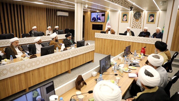 تصاویر/میزگرد راهبردها و راهکارهای تحقق مدرسه علمیه پیشرو و سرآمد با رویکرد مدیریتی با حضور حجت السلام ملکی، رضایی، رهنما و وافی