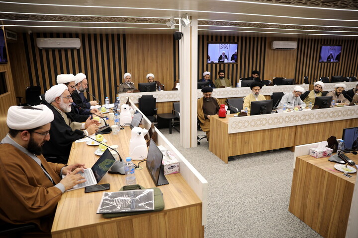 تصاویر/میزگرد راهبردها و راهکارهای تحقق مدرسه علمیه پیشرو و سرآمد با رویکرد مدیریتی با حضور حجت السلام ملکی، رضایی، رهنما و وافی