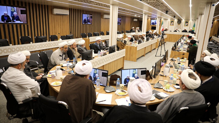 تصاویر/میزگرد راهبردها و راهکارهای تحقق مدرسه علمیه پیشرو و سرآمد با رویکرد مدیریتی با حضور حجت السلام ملکی، رضایی، رهنما و وافی