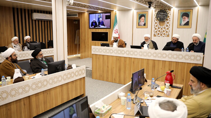 تصاویر/میزگرد راهبردها و راهکارهای تحقق مدرسه علمیه پیشرو و سرآمد با رویکرد مدیریتی با حضور حجت السلام ملکی، رضایی، رهنما و وافی