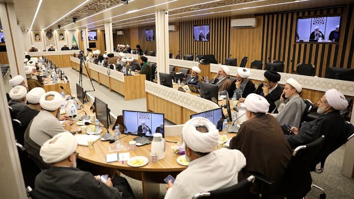 تصاویر/میزگرد راهبردها و راهکارهای تحقق مدرسه علمیه پیشرو و سرآمد با رویکرد مدیریتی با حضور حجت السلام ملکی، رضایی، رهنما و وافی