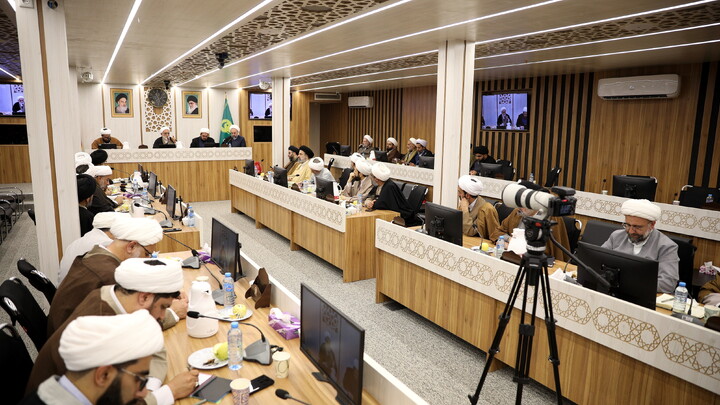 تصاویر/میزگرد راهبردها و راهکارهای تحقق مدرسه علمیه پیشرو و سرآمد با رویکرد مدیریتی با حضور حجت السلام ملکی، رضایی، رهنما و وافی