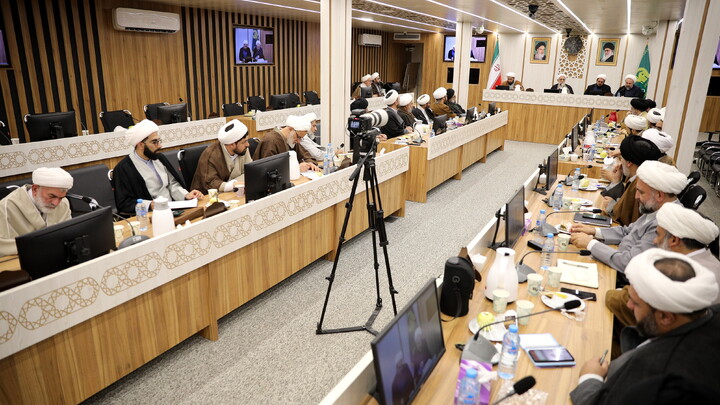 تصاویر/میزگرد راهبردها و راهکارهای تحقق مدرسه علمیه پیشرو و سرآمد با رویکرد مدیریتی با حضور حجت السلام ملکی، رضایی، رهنما و وافی