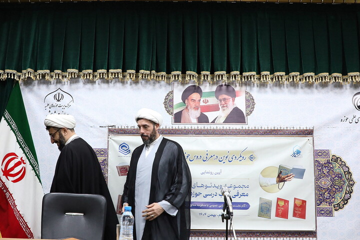 تصاویر/  آیین رونمایی از نخستین مجموعه ویدئویی «معرفی کتب درسی حوزه‌های علمیه»