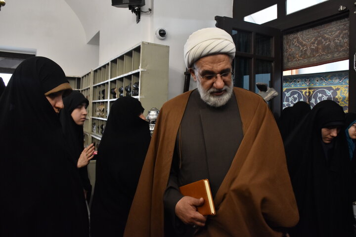 دیدار مدیر حوزه علمیه خراسان با طلاب خواهر معتکف در حرم رضوی