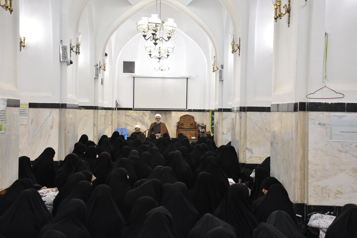 دیدار مدیر حوزه علمیه خراسان با طلاب خواهر معتکف در حرم رضوی