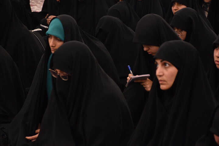 دیدار مدیر حوزه علمیه خراسان با طلاب خواهر معتکف در حرم رضوی