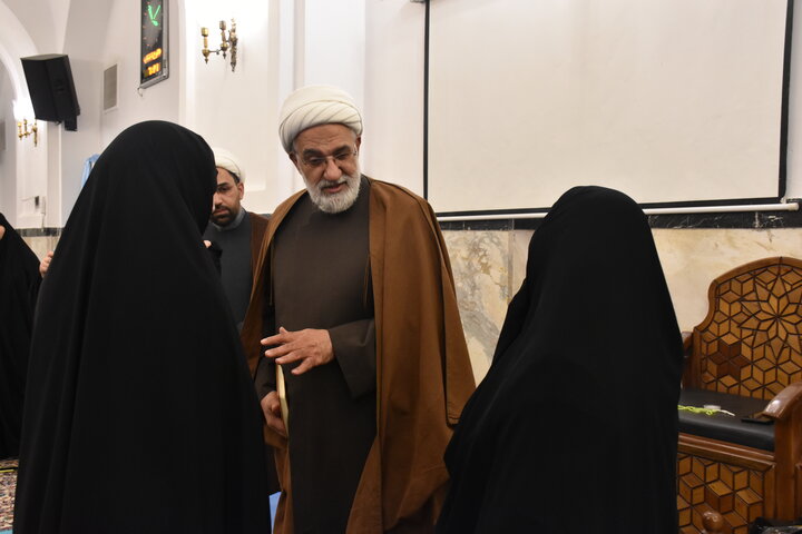 دیدار مدیر حوزه علمیه خراسان با طلاب خواهر معتکف در حرم رضوی