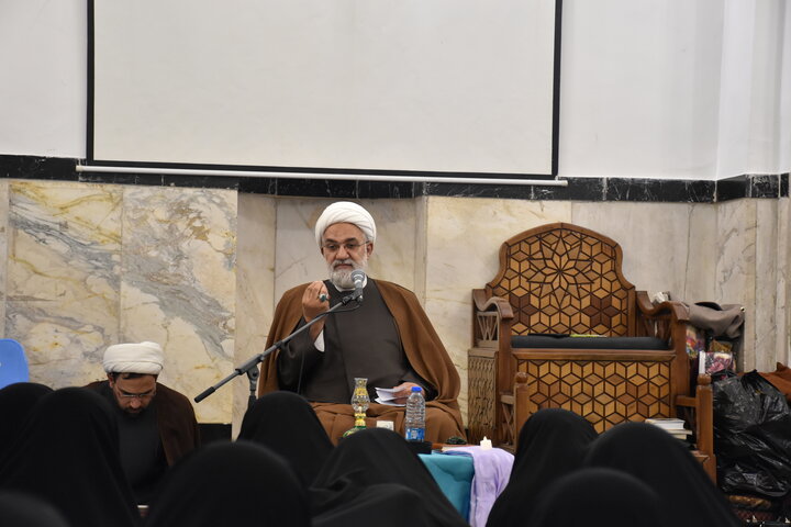 دیدار مدیر حوزه علمیه خراسان با طلاب خواهر معتکف در حرم رضوی