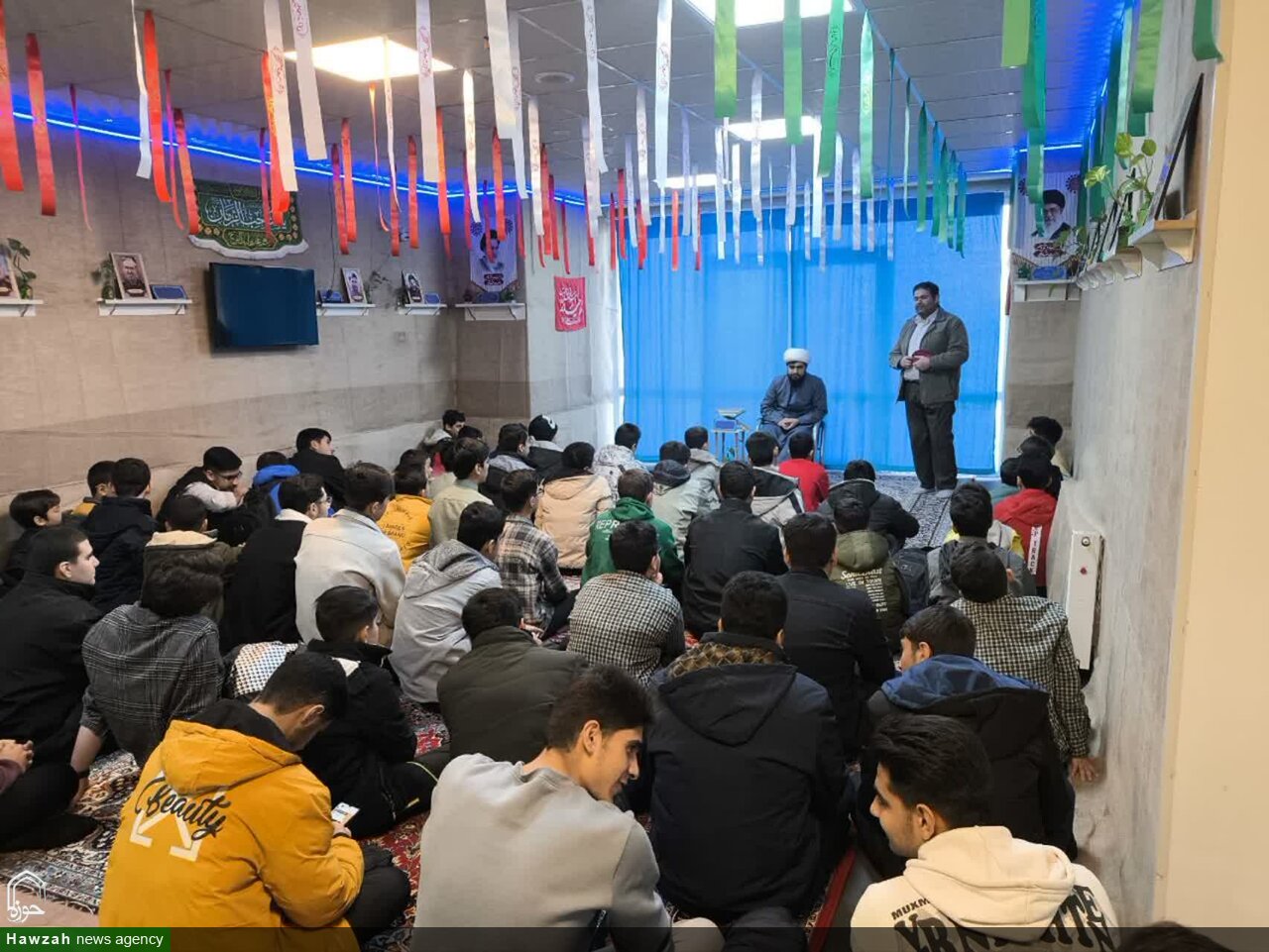 برگزاری مسابقات قرآنی دانش‌آموزی در مدرسه علمیه شیخ علیخان زنگنه تویسرکان+تصاویر