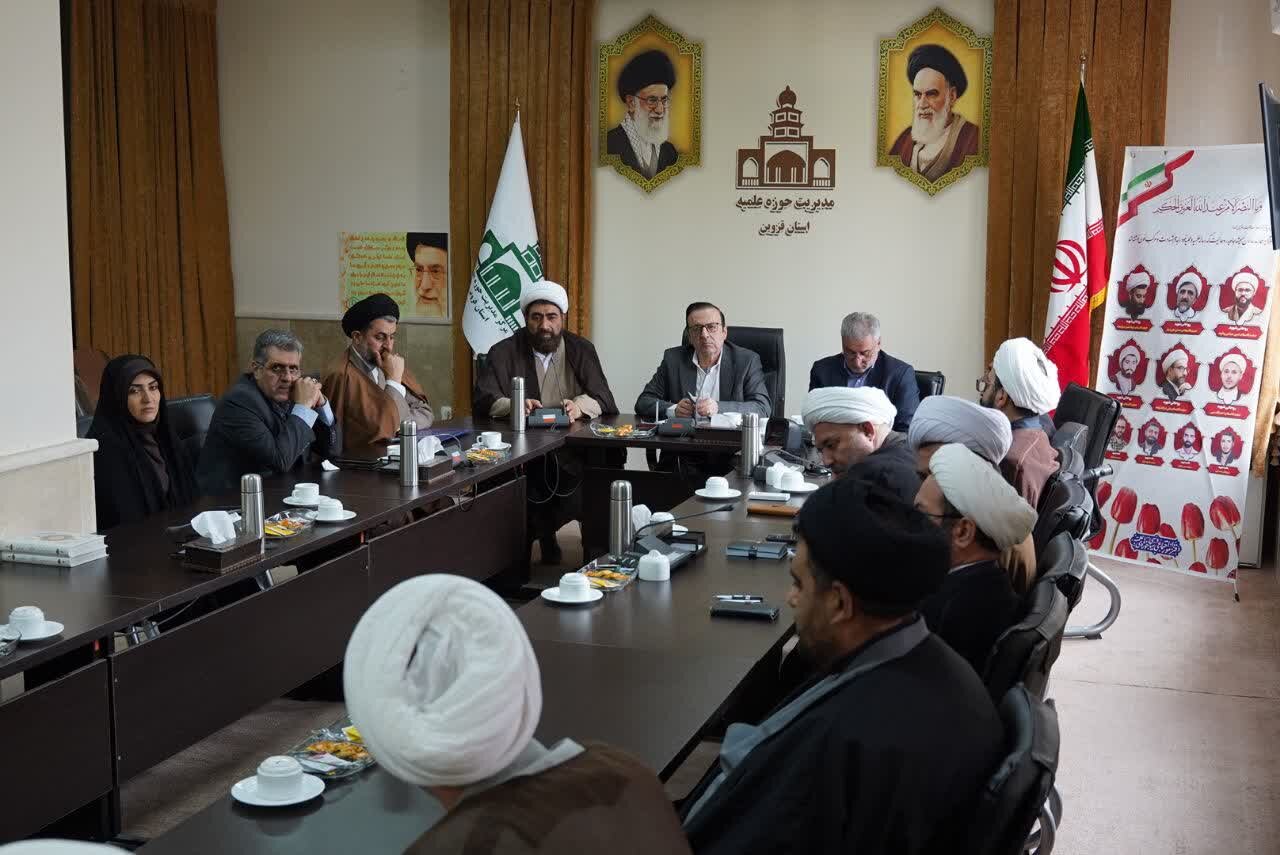 اتحاد مقدس و همدلی حول محور منافع ملی است