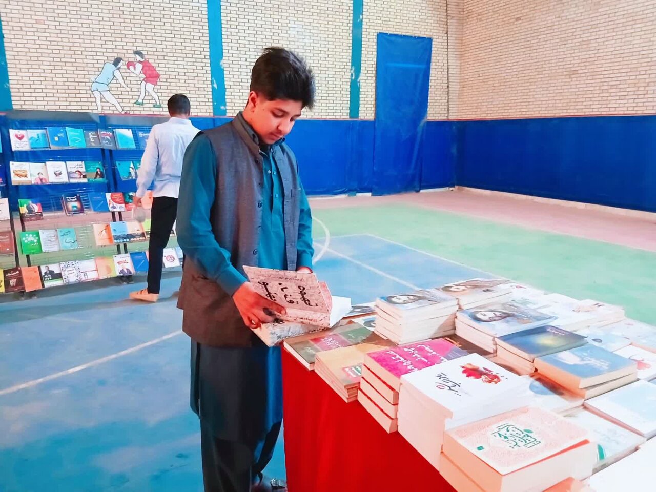 حضور طلاب حوزه علمیه علی‌بن‌ابی‌طالب(ع) در نمایشگاه کتاب ریگان