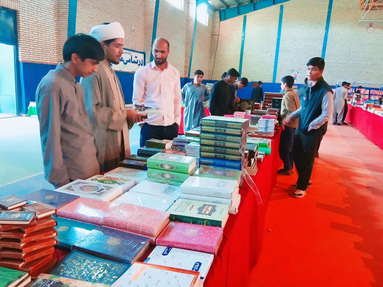 حضور طلاب حوزه علمیه علی‌بن‌ابی‌طالب(ع) در نمایشگاه کتاب ریگان