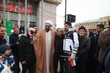 فیلم | سلفی با امام جمعه