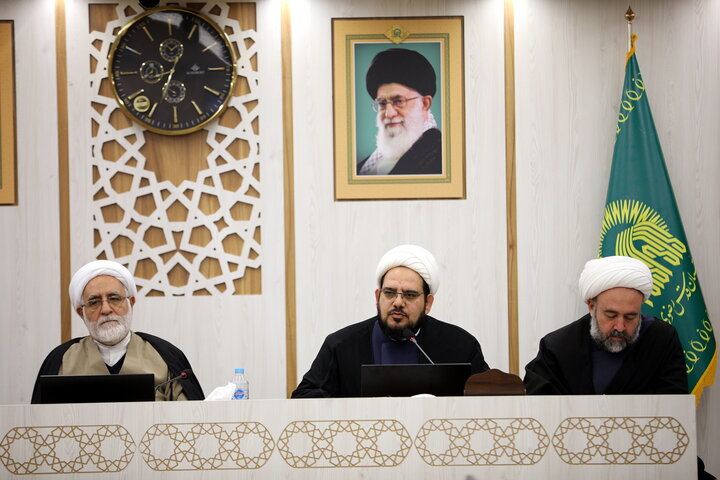 میزگرد راهبردها و راهکارهای تحقق مدرسه علمیه پیشرو و سرآمد با رویکرد مدیریتی