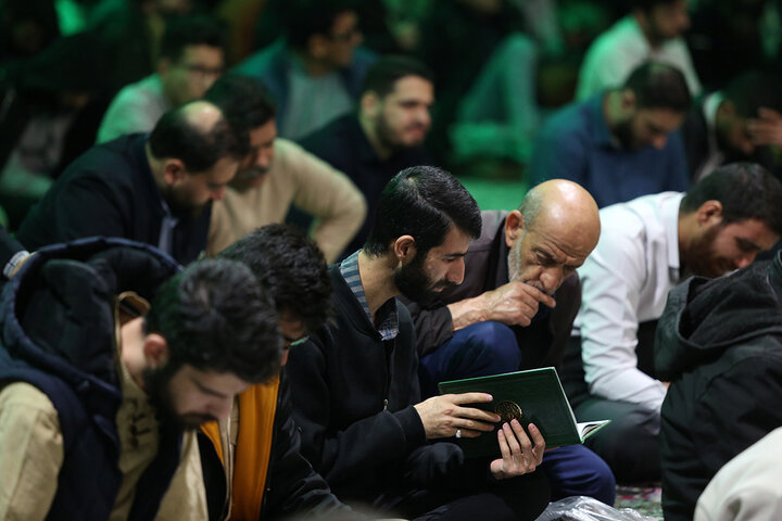 مناجات شبانه زائران حرم بانوی کرامت در «شب‌های بندگی»