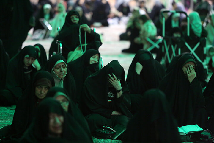 مناجات شبانه زائران حرم بانوی کرامت در «شب‌های بندگی»