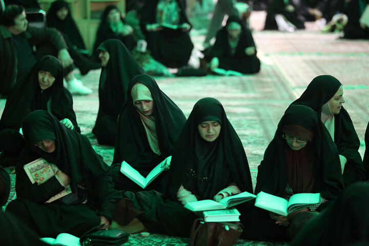 مناجات شبانه زائران حرم بانوی کرامت در «شب‌های بندگی»